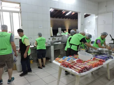 Imagem ilustrativa da imagem Grupo serve almoço de Natal para famílias carentes e de rua