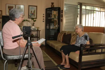 Amélia Tozzetti sendo entrevistada por Zuleika Scalassara para o projeto que reúne histórias de mulheres italianas