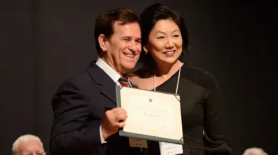 O doutor Wilson Campos recebeu o diploma entregue pela doutora Beatriz Tamura, presidente da Associação Médica de Londrina