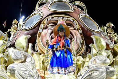 Imperatriz Leopoldinense: após quatro quesitos, a escola assumiu a liderança isolada na disputa, seguida seguida pela Viradouro, o que se manteve até o fim