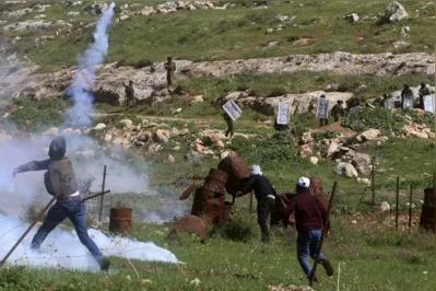 Militantes palestinos enfrentam soldados israelenses em protesto contra a expansão de assentamentos na Cisjordânia