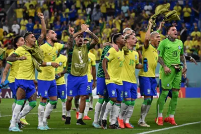 Imagem ilustrativa da imagem Jogadores do Brasil comemoram classificação com festa no gramado