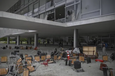 Manifestantes golpistas invadiram os prédios dos Três Poderes e deixaram um rastro de destruição