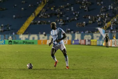 Artilheiro do Tubarão no campeonato com sete gols, Douglas Coutinho deve estar à disposição no jogo com a Ponte Preta