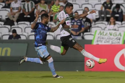 CURITIBA, PR - 15.02.2023: CORITIBA E LONDRINA - Léo Morais e Alef Manga durante Coritiba e Londrina. Partida válida pela 10ª rodada do Campeonato Paranaense 2023. Estádio Joaquim Américo Guimarães em Curitiba, Paraná. (Foto: Reinaldo Reginato /Fotoarena/Folhapress) ORG XMIT: 2334346