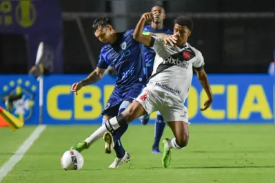 RIO DE JANEIRO-RJ,  - 29.09.2022 - Campeonato Brasileiro 2022 - Vasco vs Londrina - Andrey Santos do Vasco disputa o lance com JoÃ£o Paulo do Londrina, durante a partida entre Vasco e Londrina, pela 32Âª rodada do Campeonato Brasileiro SÃ©rie B 2022, no EstÃ¡dio SÃ£o JanuÃ¡rio, nesta quinta-feira 29. (Foto: Marcello Dias/DiaEsportivo/Folhapress)
