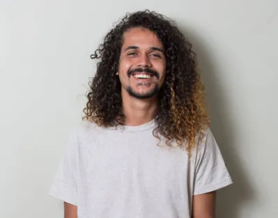 Geovani Martins: ele narra de maneira realista o cotidiano e as aspirações de personagens da favela