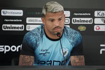 “Não sou um camisa nove de ficar parado. Gosto de movimentar, buscar a bola, de velocidade, chuto com as duas pernas”, afirmou  Halef Pitbull