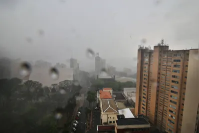 vista aera do centro de londrina em dia de chuva - foto: roberto custodio - folha de londrina - 14/09/2021