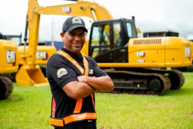Fernando do Nascimento sempre teve a vida ligada ao maquinário pesado: aprendeu com seu pai quando tinha 13 anos e hoje
tem sua própria empresa de terraplanagem