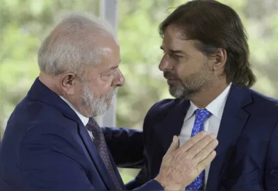 Lula foi recebido por Lacalle Pou na residência oficial da presidência uruguaia