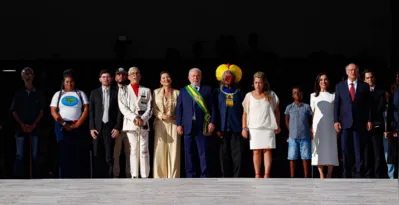 Imagem ilustrativa da imagem Lula critica 'minoria violenta e antidemocrática', prega união e chora após receber a faixa