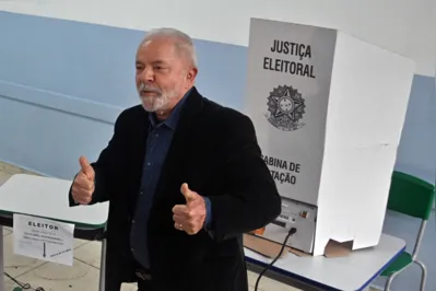 Imagem ilustrativa da imagem Lula vota em São Bernardo acompanhado de Alckmin, Haddad, Gleisi e Janja
