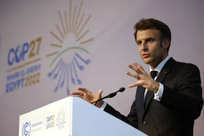 Ludovic Marin/AFP

Macron reafirmou o compromisso de reduzir pela metade as emissões de gases-estufa até 2030, por meio de investimento em energia limpa