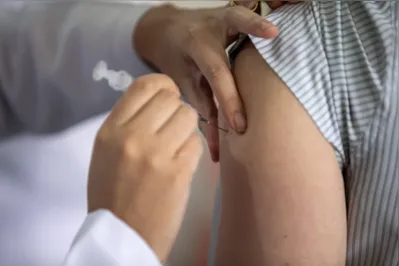 A Campanha Nacional de Vacinação contra a Covid-19 começou em 27 de fevereiro com a vacina bivalente da Pfizer para grupos de risco