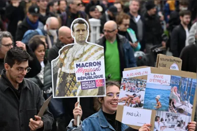 Os protestos contra a reforma da previdência de Macron ganharam força após o presidente afirmar que, apesar da legitimidade dos atos, não mudaria a nova lei