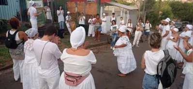 Cerca de 50 pessoas participaram de um protesto contra a intolerância religiosa   em frente ao  centro de umbanda Cachoeirinha de Xangô, localizado na Vila Guarujá, na região central de Londrina.