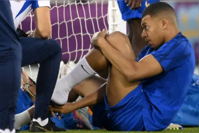 Imagem ilustrativa da imagem Mbappé treina com tornozelo enfaixado; lesão seria de antes da Copa