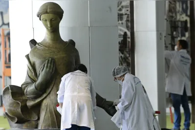 Equipe de conservação e restauro avalia as danificações na obra "Anjo", de Alfredo Ceschiati, que pertence ao acervo da Câmara de Deputados
