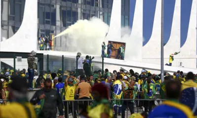 Ataques às sedes dos Três Poderes aconteceram no dia 8 de janeiro