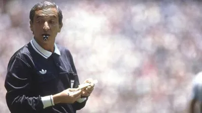 Na final da Copa de 1986, Romualdo deu cartão amarelo ao craque Maradona: "Eu não mostrei o cartão de propósito. Foi porque ele cometeu uma infração e mereceu"