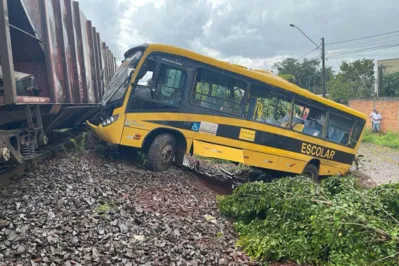 Acidente de ônibus escolar que colidiu com um trem já fez três vítimas fatais, outros passageiros continuam internados