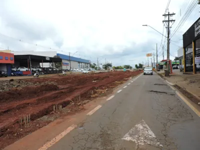 Imagem ilustrativa da imagem Motoristas e comerciantes cobram mais sinalização em obra de trincheira