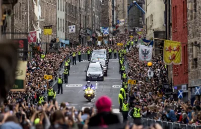 A população acompanha o cortejo fúnebre da Rainha Elizabeth 2ª em Edimburgo, capital da Escócia
