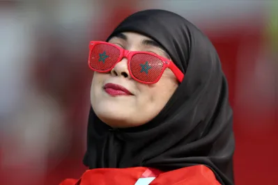 Uma mulher do Marrocos  põe um toque contemporâneo nas roupas tradicionais