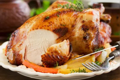 Frango de padaria: alternativa para a ceia de muitos brasileiros, já vem pronto, custa menos que o peru e ainda poupa gás de cozinha