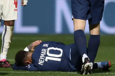 Aos 4 minutos do segundo tempo, Neymar disputou bola com Benajmin André e torceu o tornozelo na queda