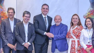 Imagem ilustrativa da imagem No Egito, Lula defende a Pacheco tirar Bolsa Família do teto por quatro anos