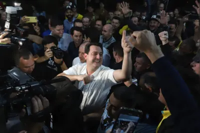 CURITIBA, PR, 02.10.2022 - Ratinho Junior (PSD), reeleito governador do ParanÃ¡ no 1Âº turno das eleiÃ§Ãµes 2022, chega ao TRE (Tribunal Regional Eleitoral) em Curitiba (PR), nesta domingo (2). (Foto: Geraldo Bubniak/AGB/Folhapress)