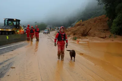 Deslizamento de terra na BR-376 em Guaratuba, que causou a morte de duas pessoas