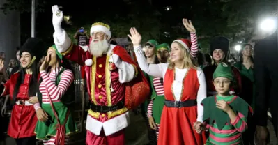 Imagem ilustrativa da imagem Papai Noel chega em Londrina e recebe visitantes na Praça da Bandeira
