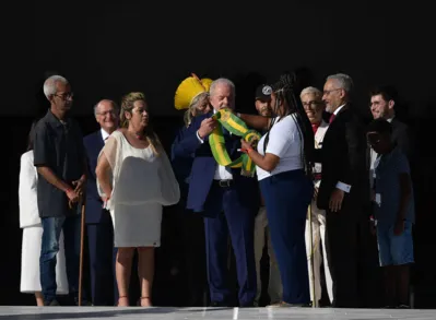 Imagem ilustrativa da imagem Paranaenses sobem a rampa e participam da entrega de faixa a Lula