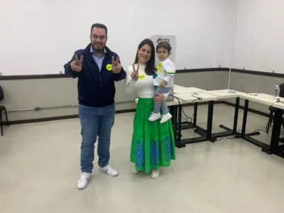 Imagem ilustrativa da imagem Paulo Martins vota em Curitiba e diz estar confiante