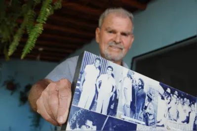 Tatinha exibe foto ao lado de Pelé, quando o Rei veio pela primeira vez a Londrina, em 1957