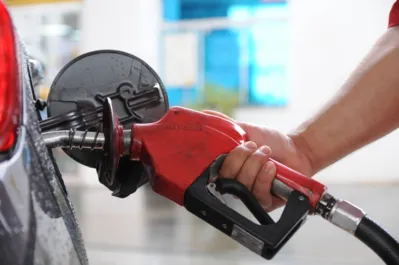 Imagem ilustrativa da imagem Petrobras reduz preço da gasolina para compensar alta de impostos