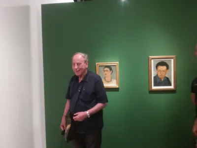 O poeta Claudio Willer na exposição Frida Kahlo - Conexões Entre Mulheres Surrealistas", em 2015, no Instituto Tomie Ohtake, em São Paulo