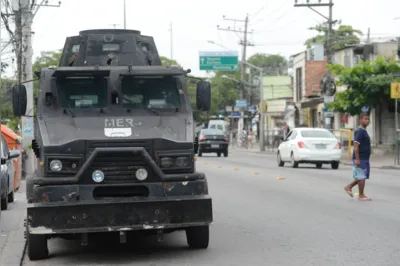 Operação conjunta da Polícia Civil do Rio e do Bope utilizou blindados e helicópteros na ação no Complexo do Salgueiro