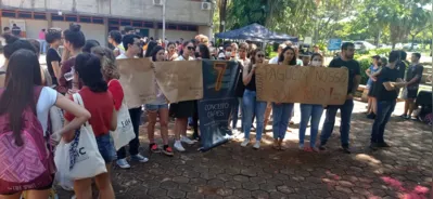 Estudantes realizaram manifestação no Ceca (Centro de Educação Comunicação e Artes) pedindo pelo pagamento das bolsas e também reivindicando o reajuste do valor delas.