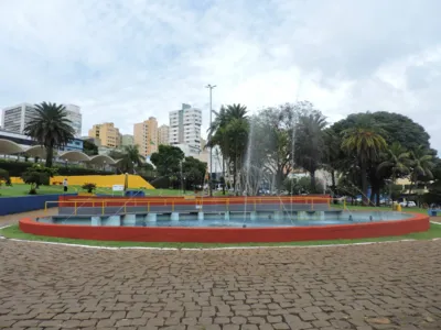 Imagem ilustrativa da imagem Praça tombada teria sido pintada sem aval de órgão especializado