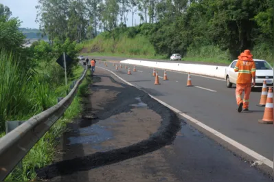O DER interditou, na manhã desta quinta-feira, um trecho da PR-445 no sentido Londrina-Curitiba, perto do distrito de Irerê, e tapou fenda que se abriu no acostamento