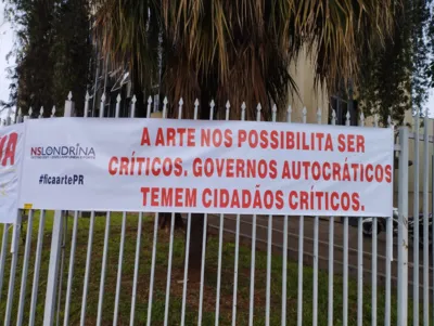 Londrina registrou ato de professores em frente ao NRE