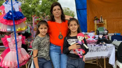 Viviane Murinelli Nogueira e as filhas gostaram do fim de semana com festa,  comidas e artesanatos
