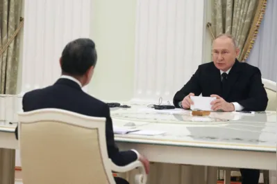 O presidente da Rússia,  Vladimir Putin, em reunião com o o chefe da diplomacia chinesa, Wang Li