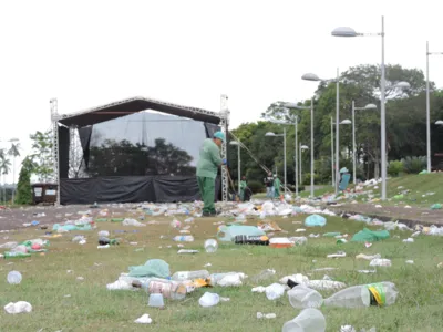 Imagem ilustrativa da imagem Rastro de lixo do Carnaval no Jardim Botânico revolta moradores