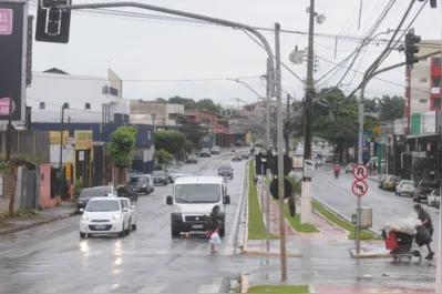 A Dez de Dezembro começou a ser construída em 1977 e hoje tem diversos pontos com buracos