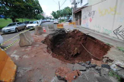 Erosão danificou galeria pluvial, pavimento da rua e calçada da rua Olinda